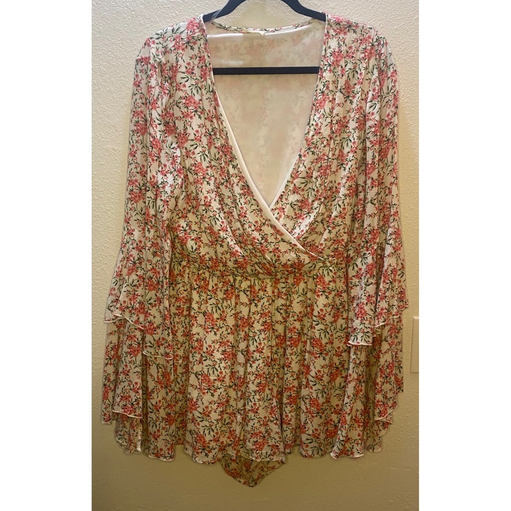 Peach Love California Floral Romper Womens Large White Pink‎ Bell Sleeve